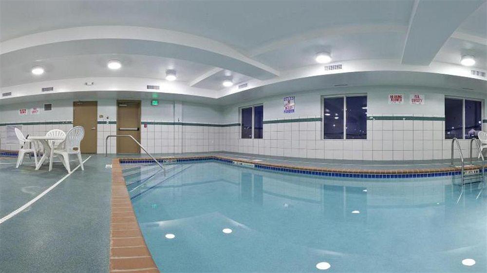Holiday Inn Express Hotel & Suites Minot South By Ihg Bagian luar foto
