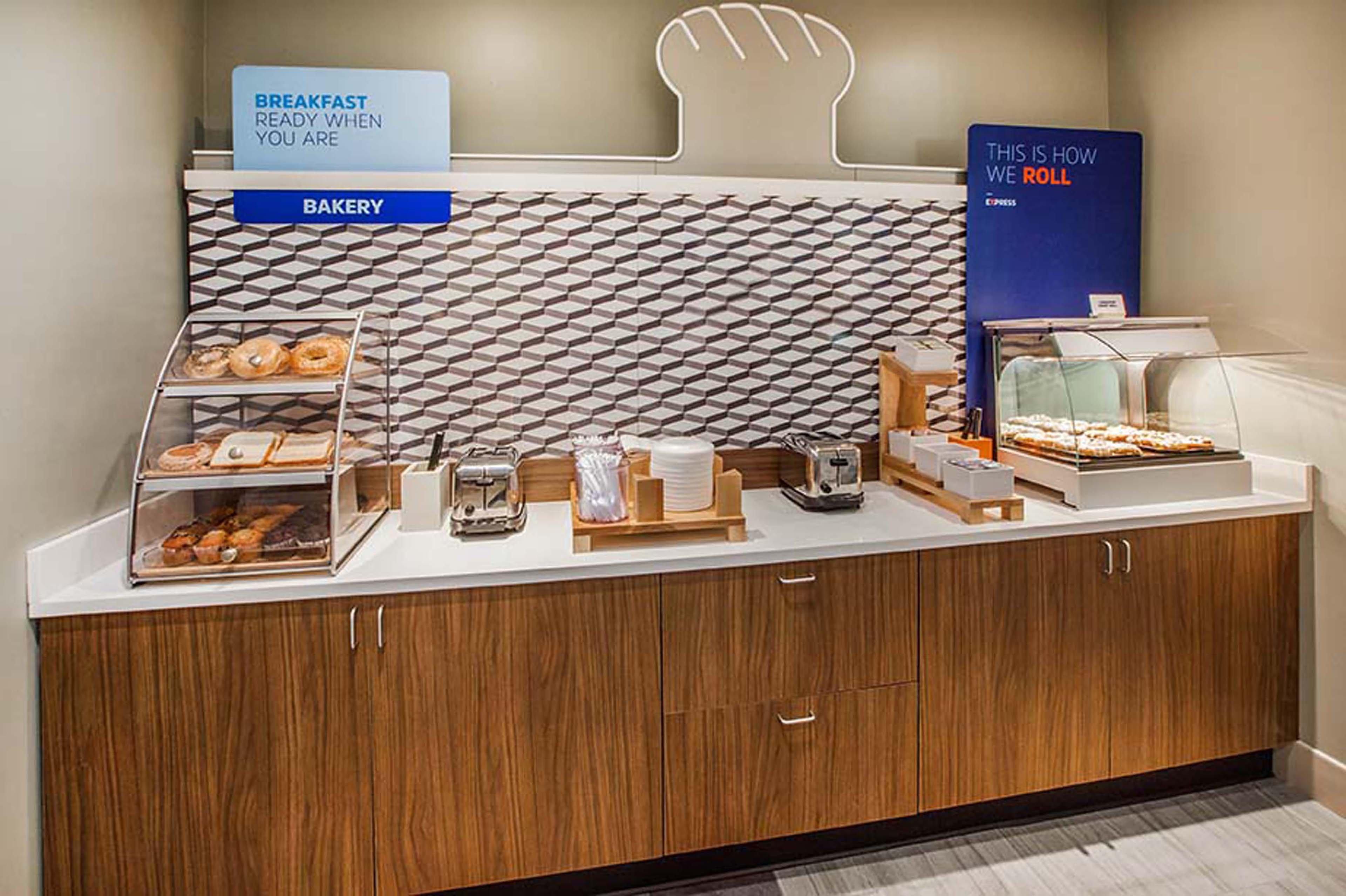 Holiday Inn Express Hotel & Suites Minot South By Ihg Bagian luar foto