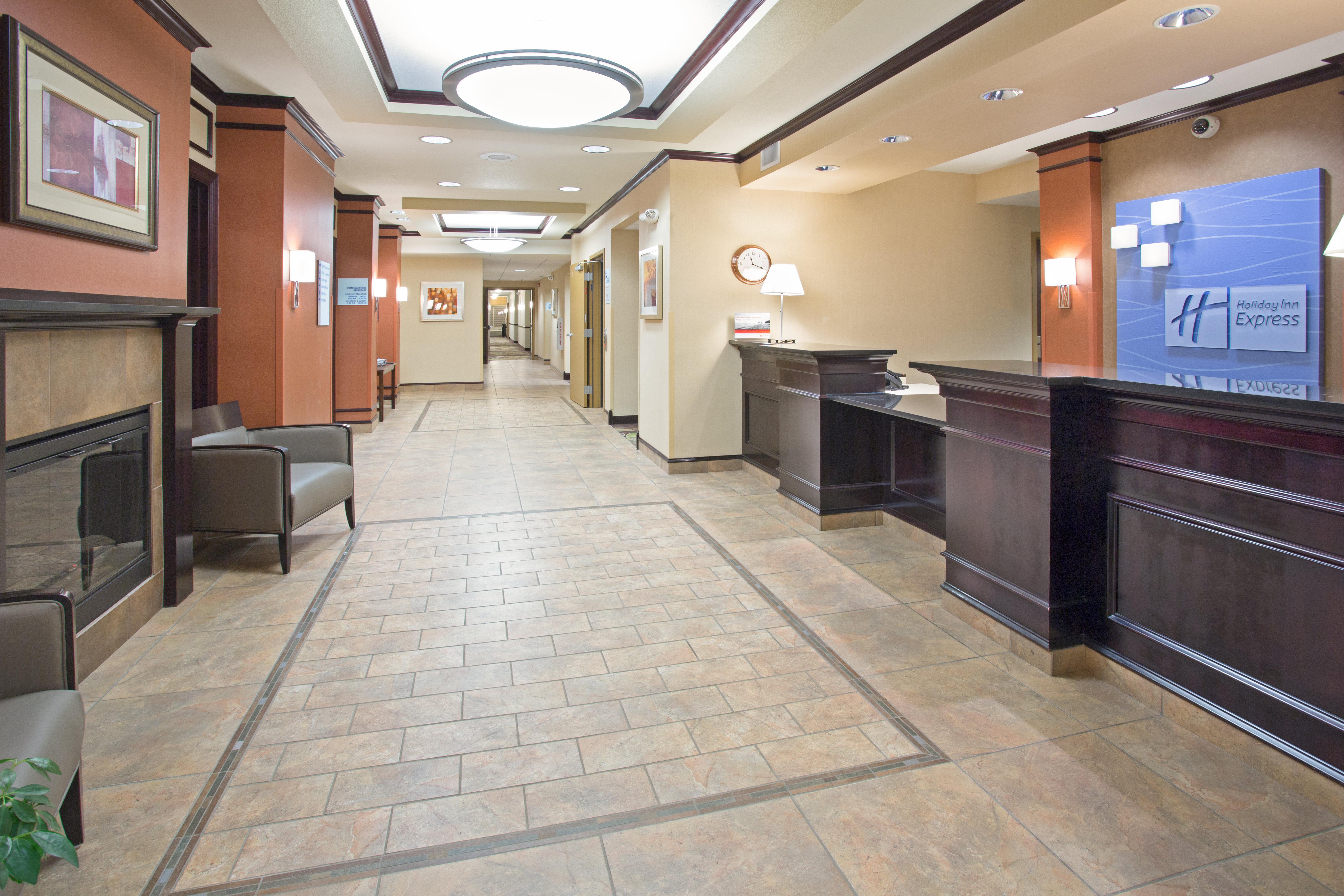 Holiday Inn Express Hotel & Suites Minot South By Ihg Bagian luar foto