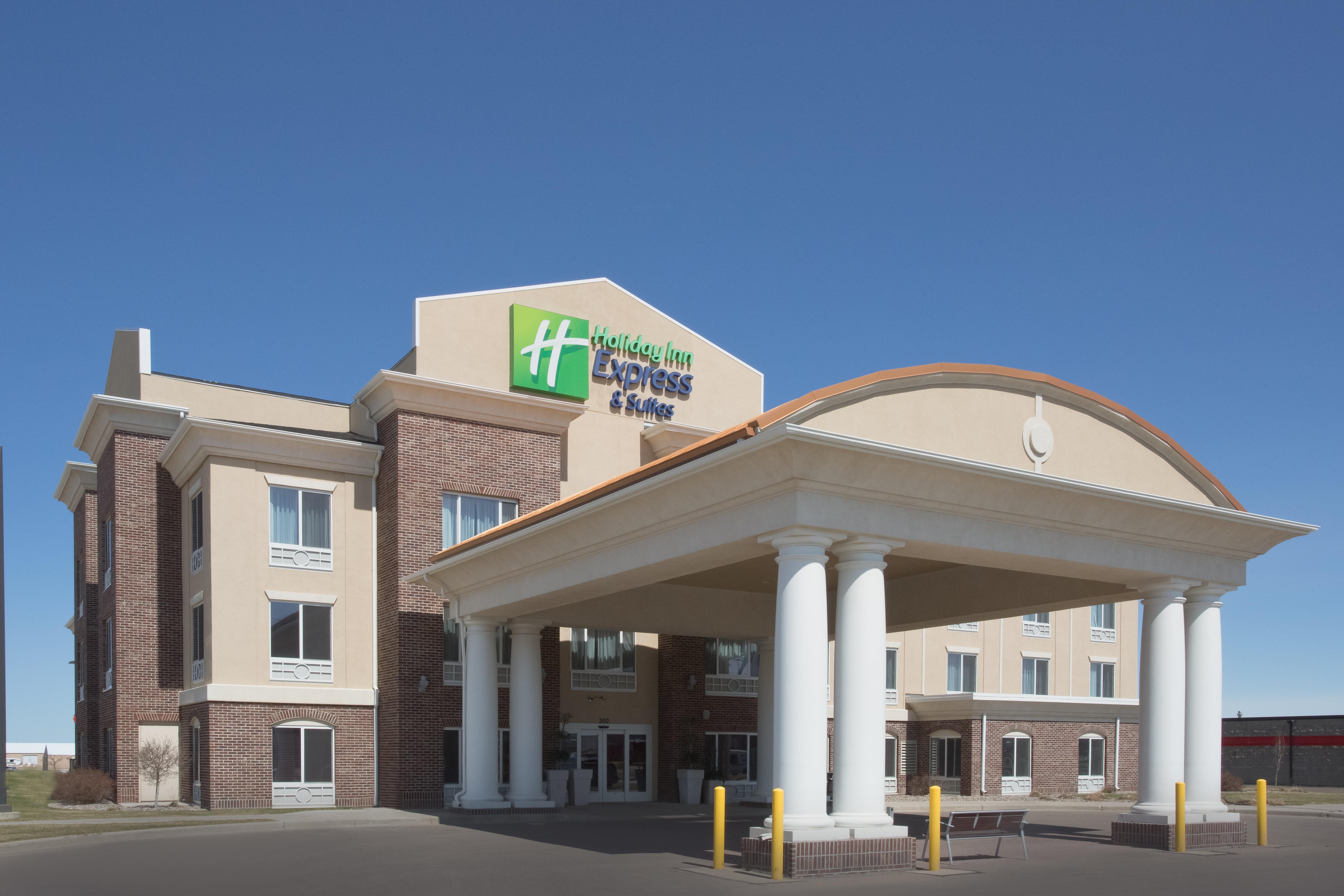 Holiday Inn Express Hotel & Suites Minot South By Ihg Bagian luar foto