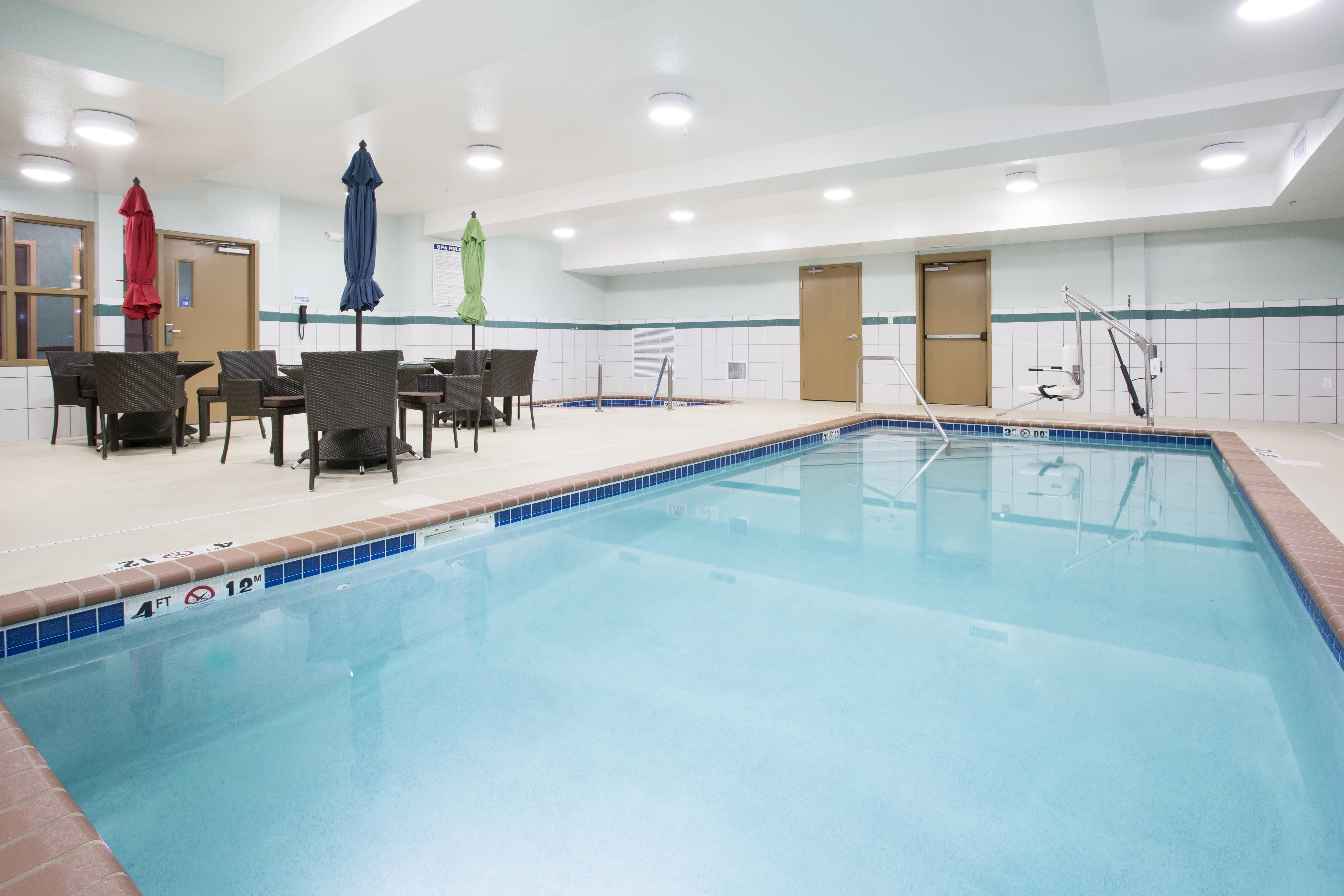 Holiday Inn Express Hotel & Suites Minot South By Ihg Bagian luar foto