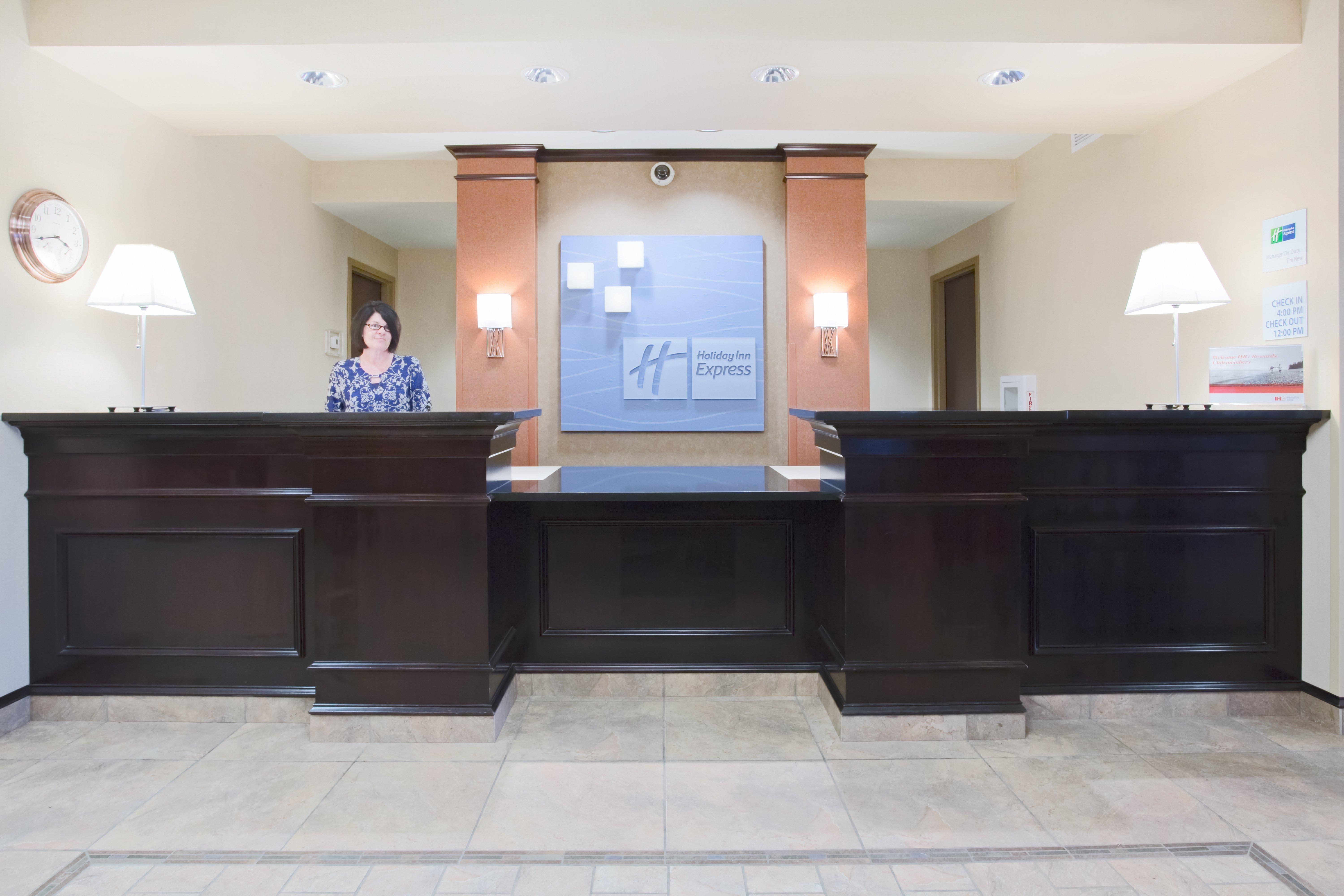 Holiday Inn Express Hotel & Suites Minot South By Ihg Bagian luar foto