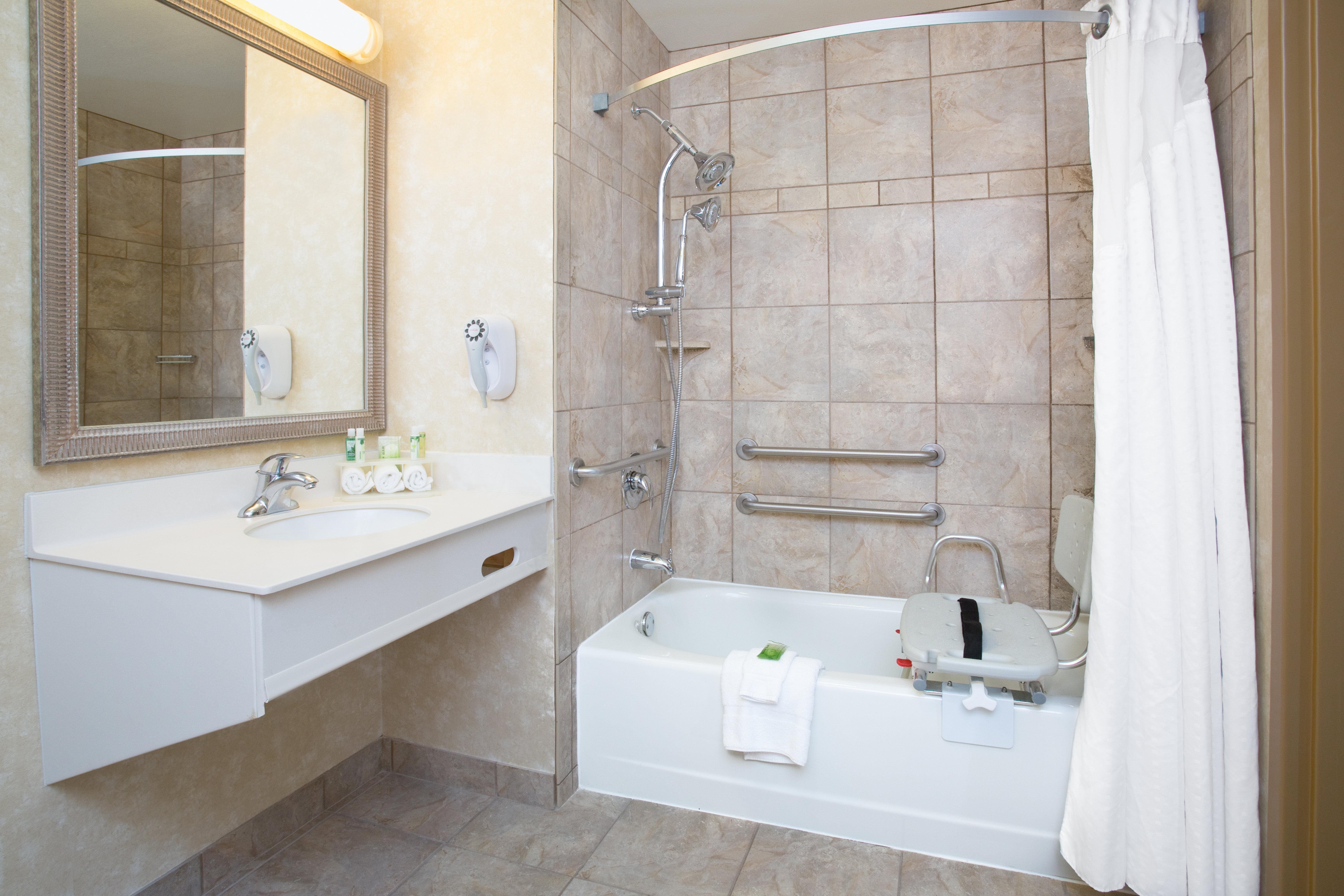 Holiday Inn Express Hotel & Suites Minot South By Ihg Bagian luar foto