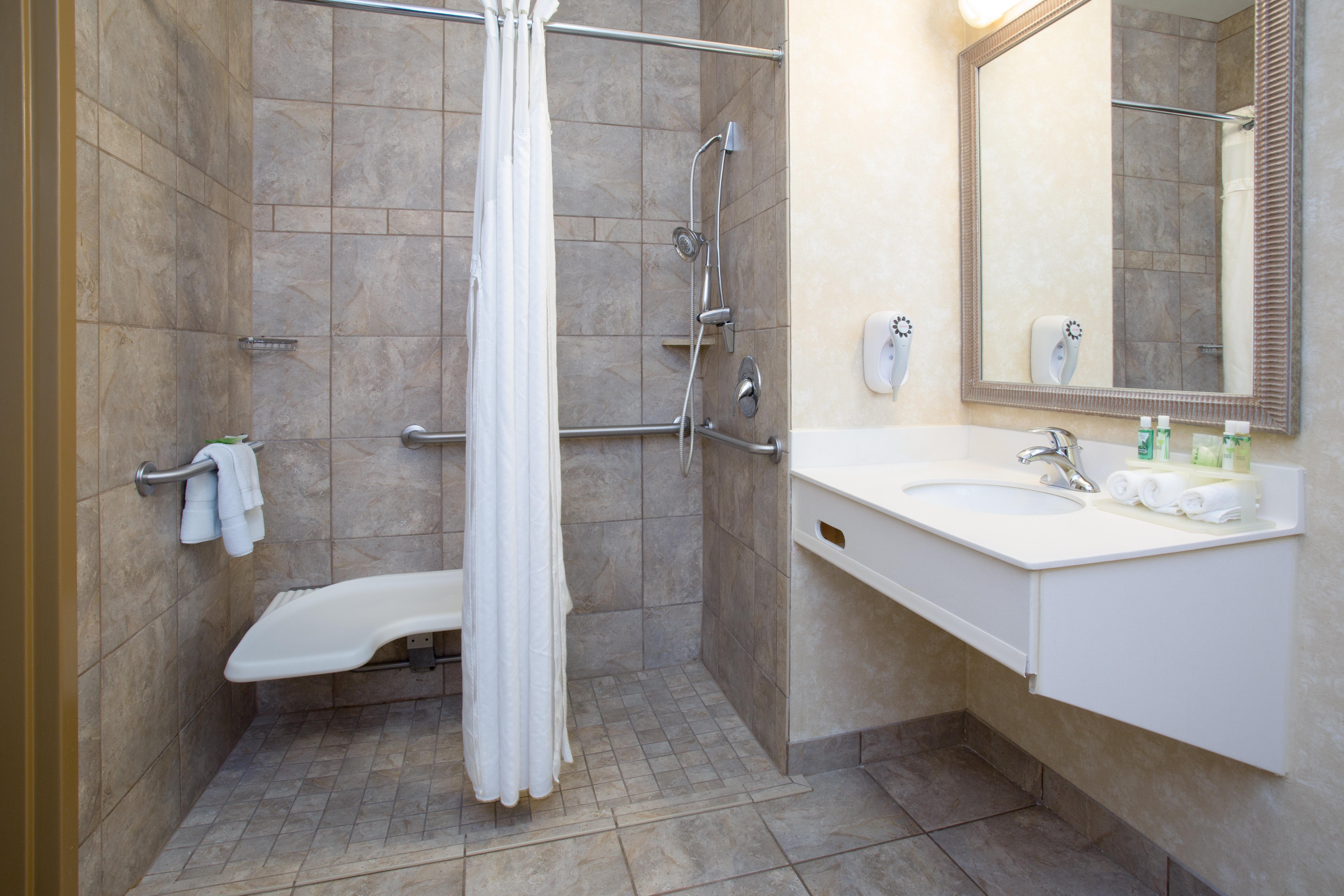 Holiday Inn Express Hotel & Suites Minot South By Ihg Bagian luar foto